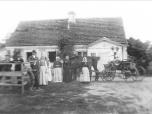 (34/48): Dom F. Nowackiej<br>fot. n.n., XIX/XX w.<br>Fotografia pamiątkowa Izabela Zbiegniewska(?) w gronie służby i domowników(?). Fotografia wykonana przed domem F. Nowackiej na ul. Gdańskiej 10.