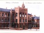 (36/48): Ukłony z Włocławka 7-o Klassowa Szkoła handlowa<br>fot. n.n. 1902 r.<br>Widok Szkoły Handlowej (ob. Liceum Ziemi Kujawskiej) od ulicy Szkolnej (ob. Mickiewicza). Budynek wzniesiony 1902 r.