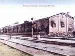 (45/48): Magazyn kolejowy zburzony 1914 roku <br>fot. n.n. przed 1914<br>Widok spalonego magazynu kolejowego, ujęcie od strony torów.