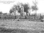(47/48): Das Denkmal für die am 12. November 1914 in der Schlacht bei Wloclawek (Polen) geafallenen Krieger<br>fot. n.n. ok. 1915 r.<br>Widok obelisku i zbiorowej mogiły niemieckich i rosyjskich żołnierzy poległych w bitwie pod Włocławkiem w dn. 12-13 listopada 1914 r. Pomnik, obecnie nie istniejący, znajdował się na Zazamczu, w okolicy obecnej ulicy Hutniczej.