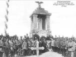 (48/48): Erinnerungskarte an die Einweihungsfeier das Krieger-Denkmals in Włocławek (Polen)<br>fot. n.n. ok. 1915 r.<br>Widok pomnika żołnierzy niemieckich poległych w latach 1914-1915. Pomnik ustawiony na cmentarzu ewangelickim (ob. cmentarz komunalny przy Alejach Chopina).
