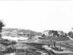 (7/22): Zamek w Włocławku i brzegi nadwiślańskie<br>Alfons Matuszkiewicz ok. 1853 r.<br>Widok pałacu biskupiego od pd.-zach. przez dolinę Zgłowiączki przy jej ujściu do Wisły zamknięty wypiętrzeniem wzgórza szpetalskiego. Na Wiśle przystań, parowiec pasażerski i barki towarowe.