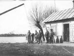(13/22): Widok ogólny<br>fot. W. Dowmont 1914-1918 r.<br>Niemcy w I wojnie światowej we Włocławku. Panorama Zazamcza, w centurm widoczne Zakłady Bohma. Fotografia wykonana z Brzegu Wisły ze Szpetala Dln.. Na pierwszym planie grupa żołnierzy niemieckich przy rogatce, przed wjazdem na most.