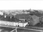 (15/22): Widok ogólny<br>fot. B. Sztejner przed 1898 r. <br>Widok ogólny miasta w kierunku południowym, wykonany z wieży bazyliki katedralnej. Na pierwszym planie widoczne skrzydło pn. Seminarium Duchownego, przed przebudową w 1898 r. W głębi, z lewej strony, widoczna synagoga na ul. Żabiej (jedyne znane ujęcie tego obiektu od strony pn.-zach.)