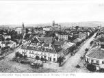 (17/22): Włocławek Nowy Rynek z widokiem na ul. Brzeską i 3-go Maja<br>fot. n.n., 1905-1910 <br>Widok ogólny miasta w pasie pomiędzy Zazamczem i ul. Nową (ob. 3 Maja). Na pierwszym planie widoczny Nowy Rynek (ob. Pl. Wolności) z Hotelem Polskim i fragmentem klasztoru O.O. Franciszkanów-Reformatów. W głębi widoczne: kościół ewangelicki na ul. Brzeskiej, bazylika katedralna, szczyt synagogi na ul. Żabiej i wieża kościoła św. Jana Chrzciciela. Fotografia wykonana z cerkwi prawosławnej na Nowym Rynku (ob. Placu Wolności).