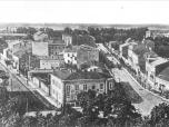(20/22): Włocławek<br>fot. n.n., przed 1916 <br>Widok ogólny miasta w kierunku południowym, w obrębie ulic: Kaliskiej (ob. Polskiej Organizacji Wojskowej) i Żelaznej (ob. Kościuszki). W głębi po prawej stronie widoczny dworzec kolejowy.