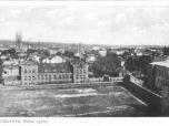(21/22): Włocławek. Widok ogólny<br>fot. n.n., 1918 <br>Widok ogólny miasta zamknięty wzgórzami w Szpetalu Dl. W głębi widoczne wieże bazyliki katedralnej. Na pierwszym planie gmach Rządowego Składu Spirytusu, po prawej stronie areszt. Fotografia wykonana z młyna Szterna przy ul. Gęsiej (ob. Kapitulna).