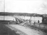 (3/12): Włocławek most łyżwowy na Wiśle<br>fot. n.n. przed 1914 <br>Widok mostu łyżwowego na Wiśle, z rogatką na pierwszym planie. Przy moście berlinka z napisem