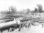 (5/13): Nowy Rynek<br>fot. W. M. Majorkiewicz? 1864-1865<br>Po lewej stronie widoczny początek ulicy Zduńskiej z dwoma domami usytuowanymi przy Nowym Rynku (pierzeja wschodnia, ob. Plac Wolności, budynek nieistniejący i przy ulicy Warszawskiej (ob. Plac Wolności nr 16). Na wprost widok Ogrodu Saskiego (ob. Plac Wolności). w tle poza ogrodem widoczne fragmenty zabudowy ulic łącznej (ob. Plac Wolności) i Warszawskiej.