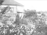 (6/13): Nowy Rynek<br>fot. n.n. XX w. <br>Fotografia pamiątkowa z procesji w święto Bożego Ciała, wykonana z okien Hotelu Polskiego. Widok na pierzeję wschodnią Nowego Rynku (ob. Plac Wolności). Na pierwszym planie narożnik Nowego Rynku i ulicy Nowej (ob. 3 Maja) z witryną