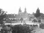 (7/13): Nowy Rynek<br>fot. n.n. XX w. <br>Widok Nowego Rynku (ob. Plac Wolności) od strony Ogrodu Saskiego, w kierunku pn.-zach. Widoczny narożnik Hotelu Polskiego i klasztor O.O. Franciszkanów-Reformatów.