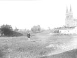 (9/13): Ulica Toruńska <br>fot. n.n. XIX/XX w <br>Widok ulicy Toruńskiej (ob. Prymasa Stefana Wyszyńskiego) od południa na odcinku pomiędzy mostem na Zgłowiączce a bazyliką katedralną. Na pierwszym planie prawy brzeg Zgłowiączki (od 1918 r. Nowa część Parku im. Henryka Sienkiewicza).