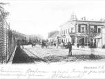 (13/13): Ulica Żelazna Włocławek<br>fot. B. Sztejner, przed 1902 r. <br>Widok ulicy od strony Nowego Rynku (ob. Plac Wolności). Po lewej stronie ogrodzenie Ogrodu Saskiego, po prawej stronie narożnik Nowego Rynku i ulicy Wspónej (ob. Kilińskiego) Oraz pałacyk H. Mühsama.